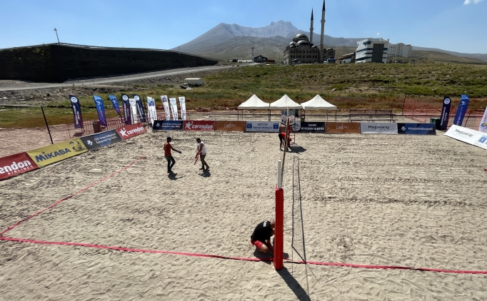 Erciyes'in zirvesine plaj voleybolu için 300 kamyon kum taşındı