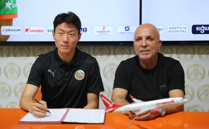 Alanyaspor yeni transferi Ui-jo Hwang için imza töreni düzenledi