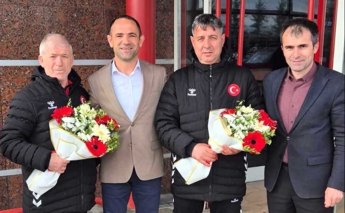 Avrupa'dan iki madalya ile dönen tekvandocular, Erzurum'da çiçeklerle karşılandı