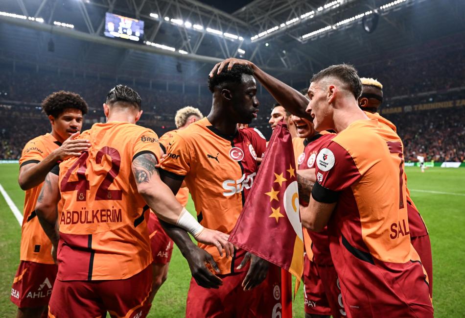 İLK YARIDAKİ DERBİYİ G.SARAY KAZANDI